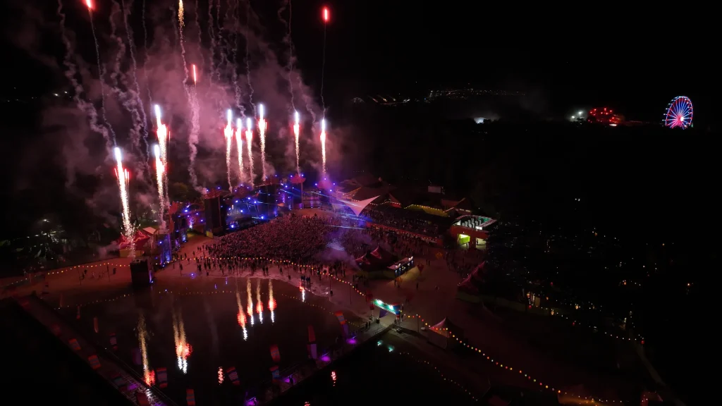 Vuurwerk boven de mainstage van Sunrise Festival 2024, luchtbeeld bij nacht