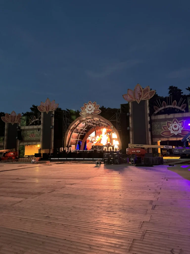 Verlichte stage van Sunrise Festival 2024 bij valavond