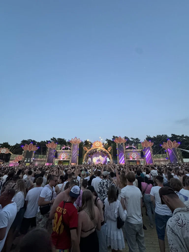 Publiek voor de mainstage van Sunrise Festival 2024
