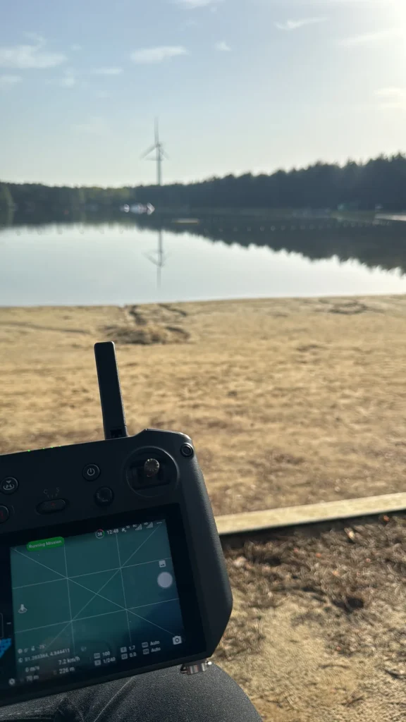 Dronecontroller aan het meer van De Lilse Bergen tijdens een mappingvlucht
