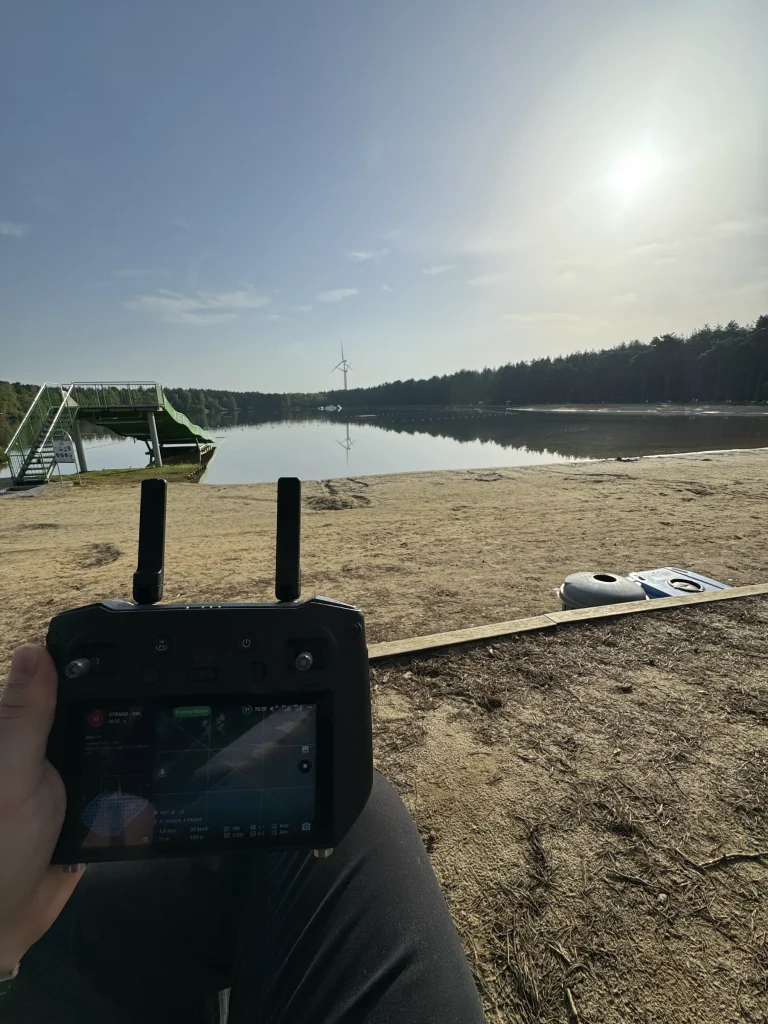Dronevlucht vanaf het strand van De Lilse Bergen tijdens Sunrise Festival 2024