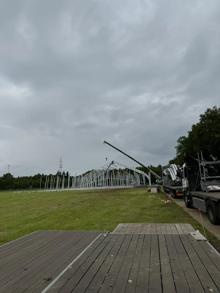 Podiumvloer en tentspanten tijdens de opbouw van Sunrise Festival 2024