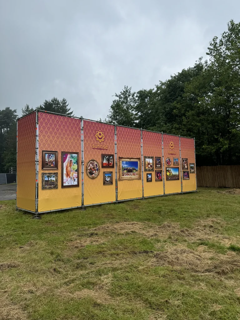 Bedrukte wanden met festivalbranding op het terrein van Sunrise Festival 2024