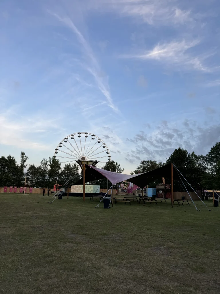 Reuzenrad en schaduwdoeken op de festivalweide van Sunrise Festival 2024