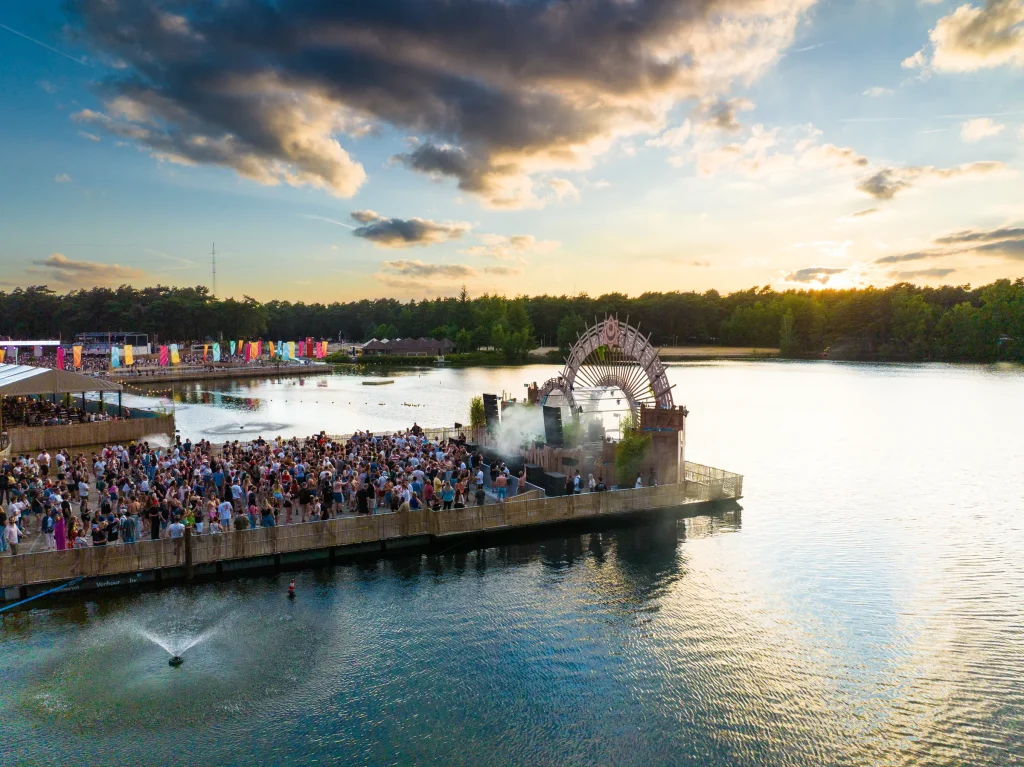 Waterstage van Sunrise Festival 2025 op het meer van De Lilse Bergen bij zonsondergang