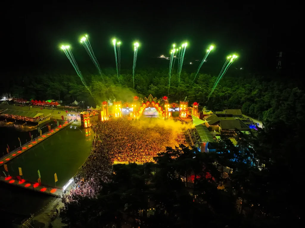 Groene vuurwerkstralen boven de mainstage van Sunrise Festival 2025, luchtbeeld bij nacht