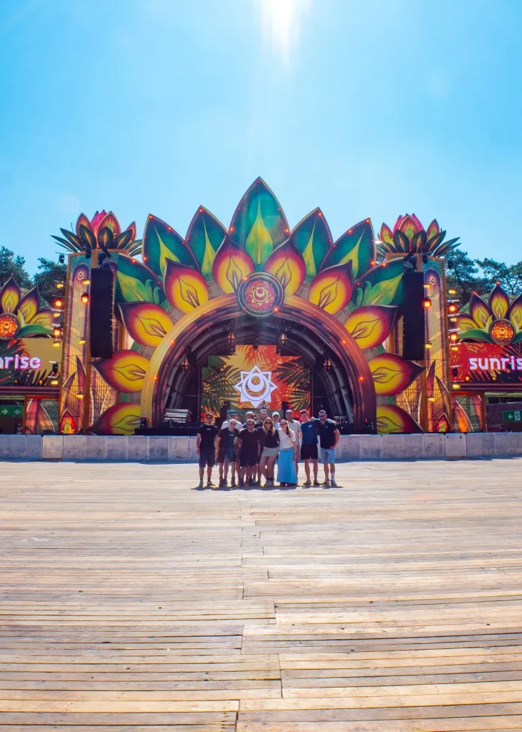 Groepsfoto voor de mainstage van Sunrise Festival 2025
