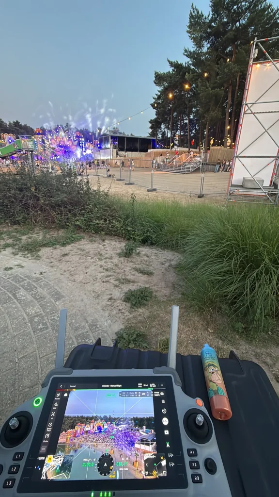 Dronecontroller met live beeld van het festivalterrein van Sunrise Festival 2025