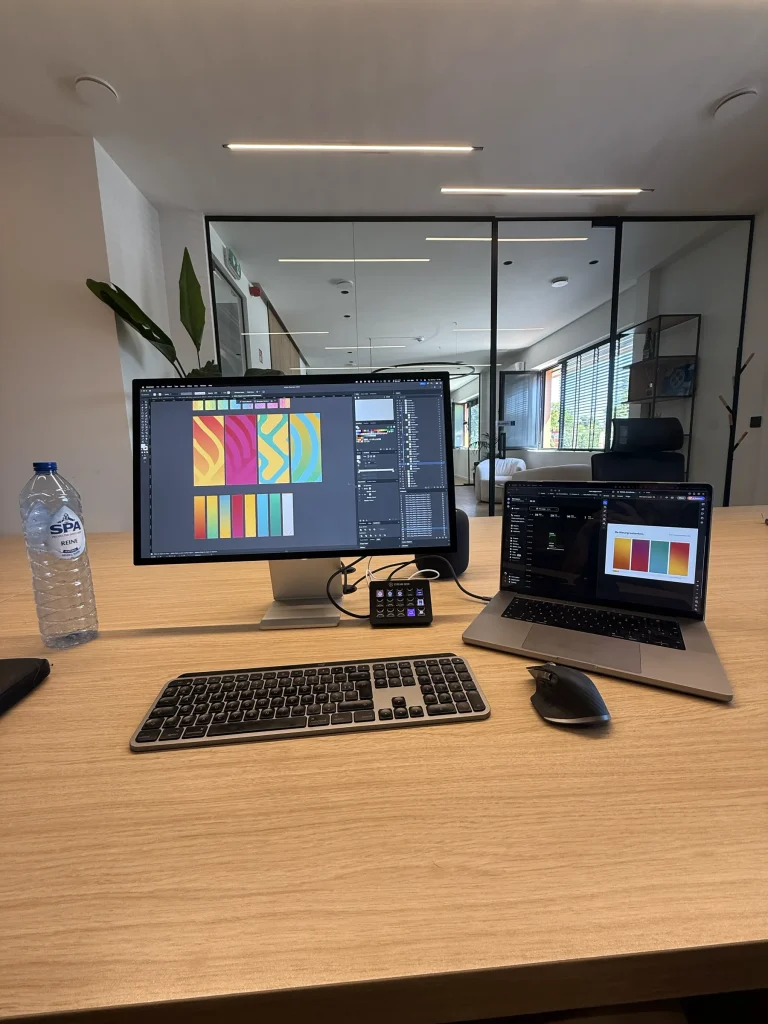 Werkplek met festivalplannen op het scherm