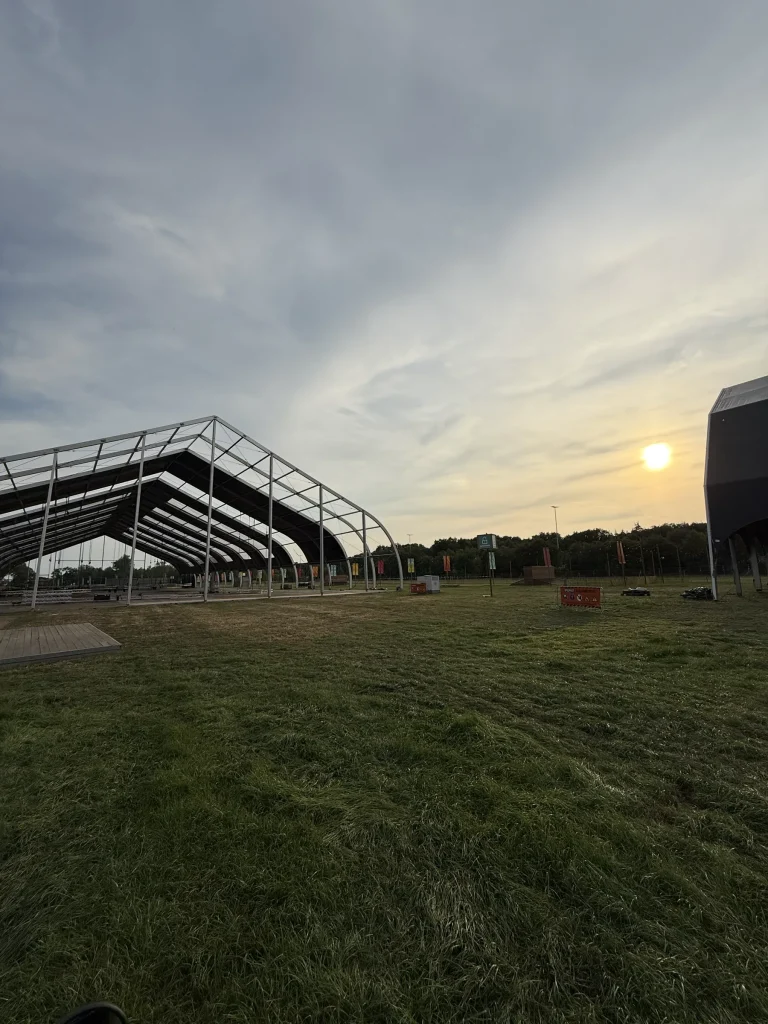 Tentspanten op de weide tijdens de opbouw van Sunrise Festival 2025