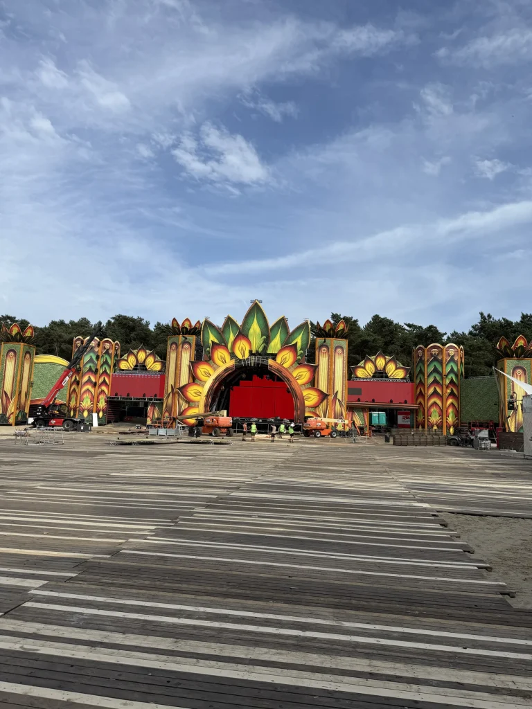 Mainstage van Sunrise Festival 2025 vanaf de houten festivalvloer