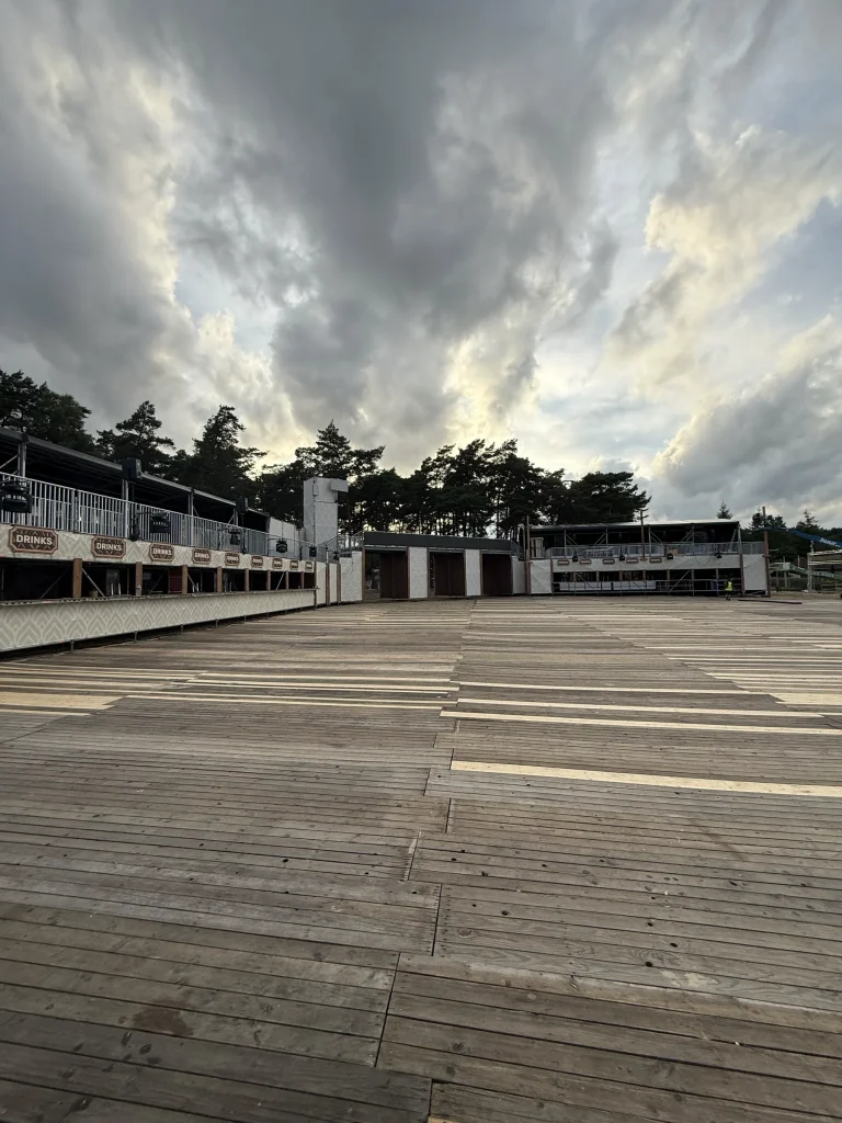 Houten festivalvloer en tribunes van Sunrise Festival 2025 onder een wolkenlucht