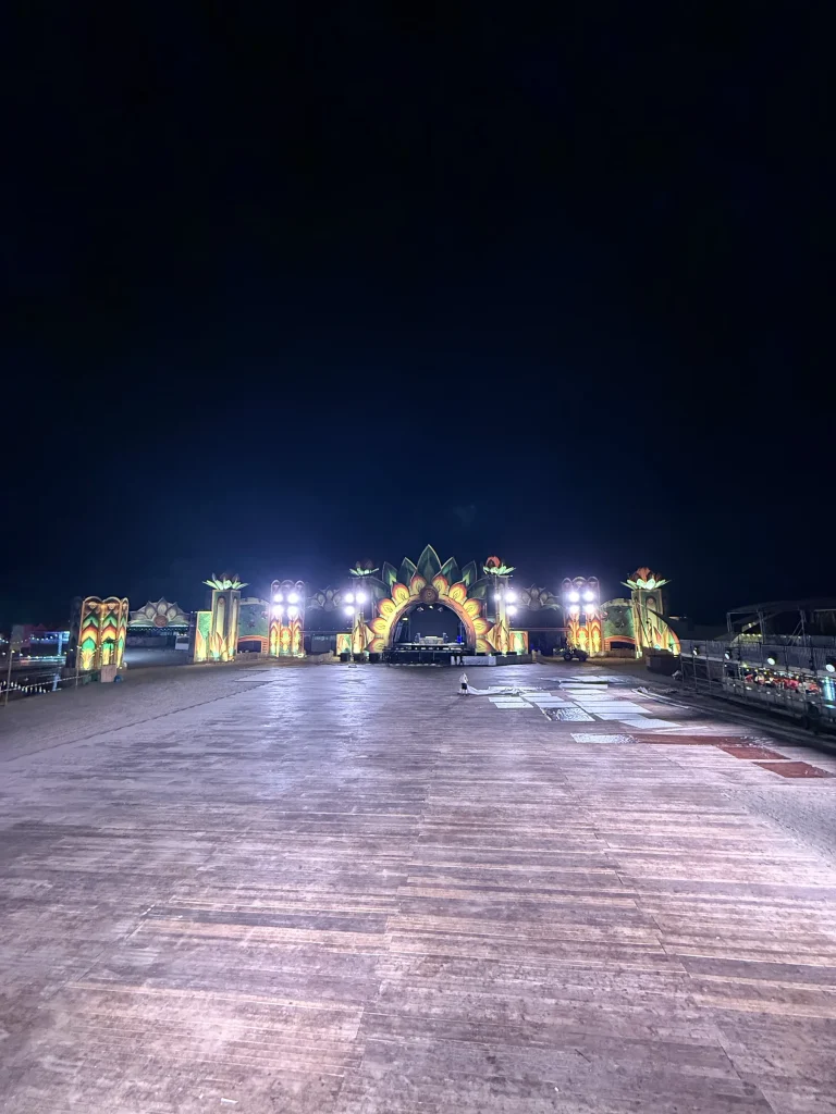Lege festivalvloer met verlichte mainstage bij nacht, Sunrise Festival 2025