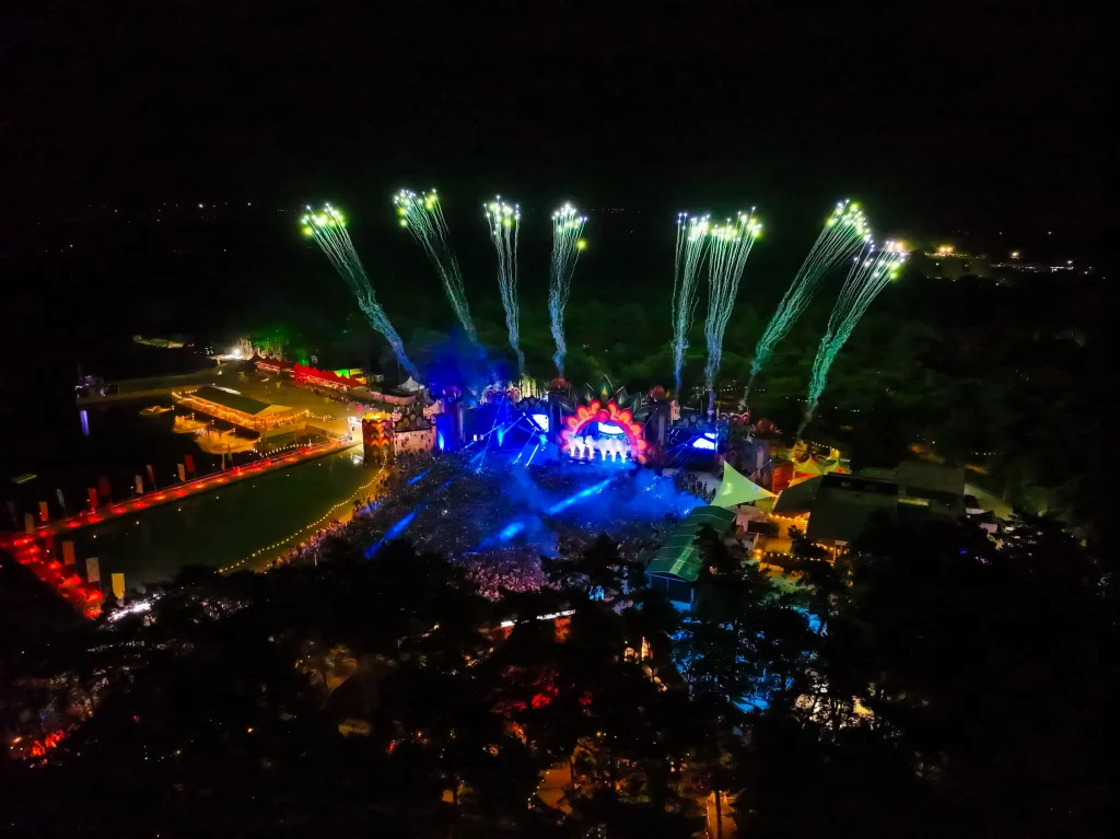 Vuurwerk en lasers boven Sunrise Festival 2025 vanuit de lucht