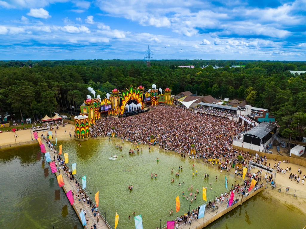Zwemvijver, steiger en mainstage van Sunrise Festival 2025, luchtbeeld