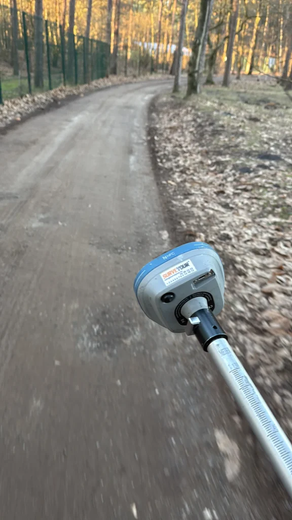 GNSS-ontvanger op een meetstok tijdens de GPS-uitzetting op De Lilse Bergen