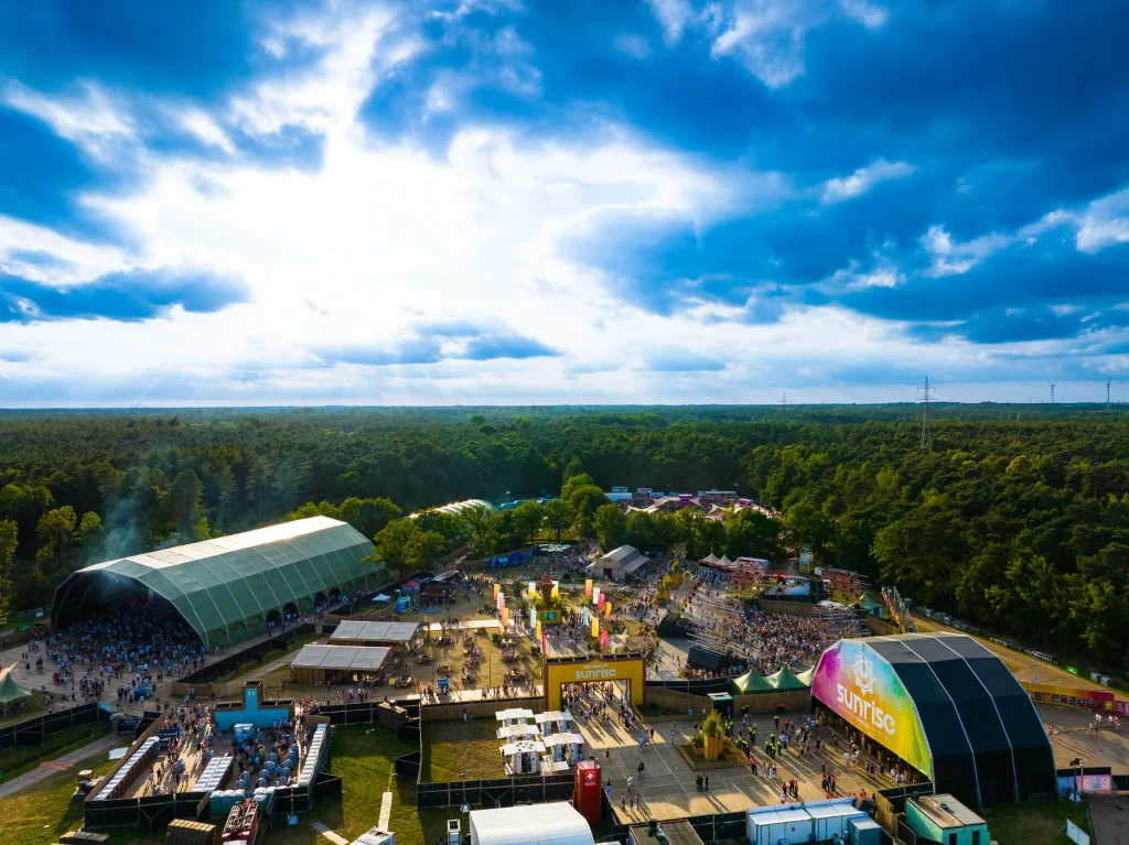 Festivalterrein met overkapte stages op De Lilse Bergen vanuit de lucht