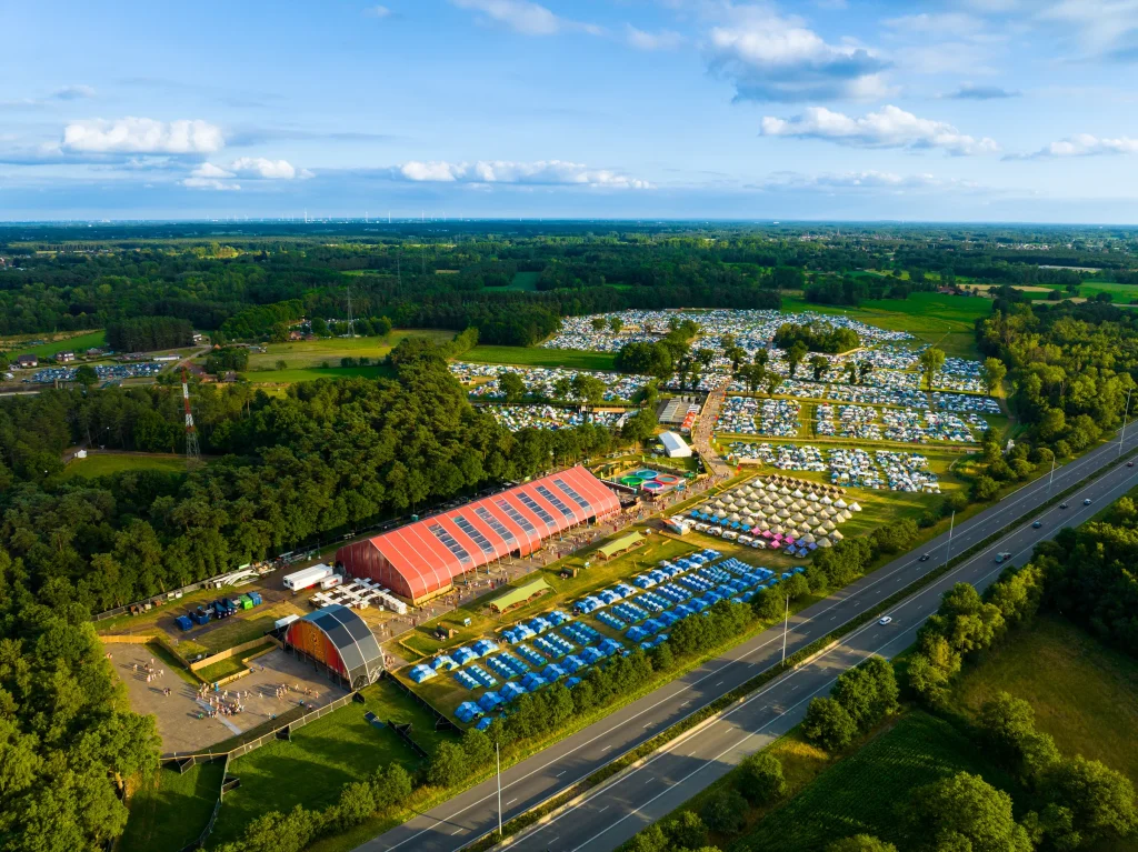 Camping, parking en E34 naast het festivalterrein van Sunrise, luchtbeeld