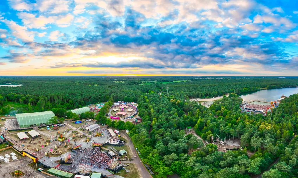 Panorama vanuit de lucht over het festivalterrein en het meer van De Lilse Bergen