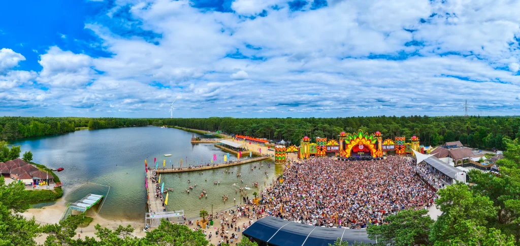 Breed luchtpanorama van het meer, het strand en de mainstage van Sunrise