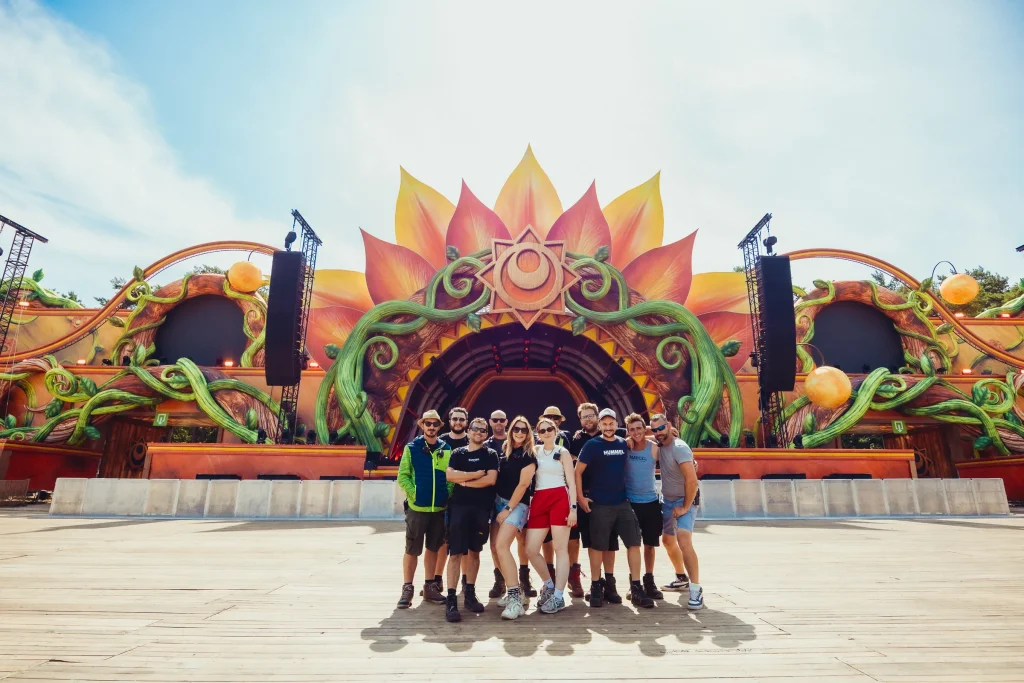 Groepsfoto van het productieteam voor de mainstage van Sunrise Festival 2026