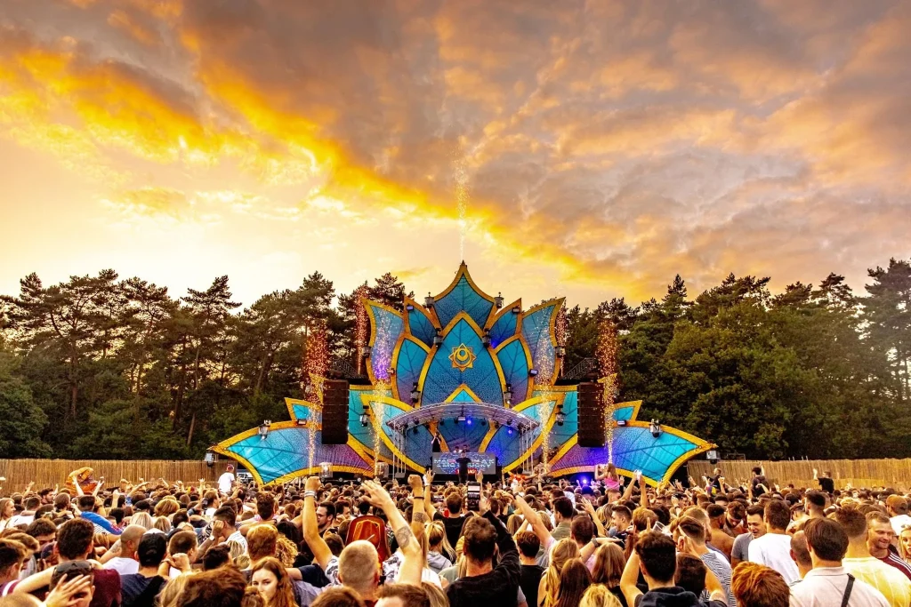 Mainstage van Sunset Festival 2021 met publiek onder een oranje avondlucht