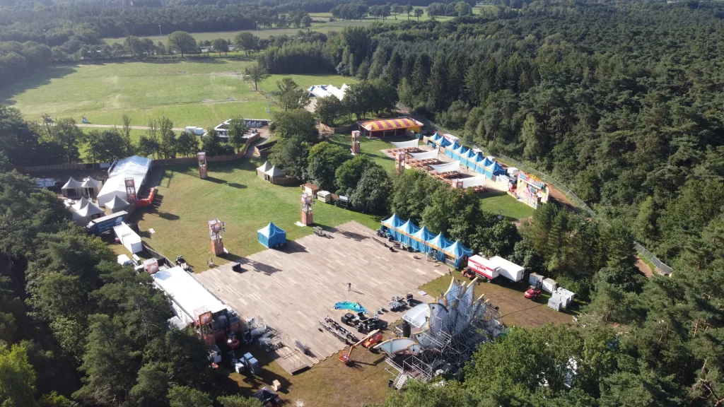 Luchtbeeld van het festivalterrein van Sunset Festival 2021 in de bossen van De Lilse Bergen