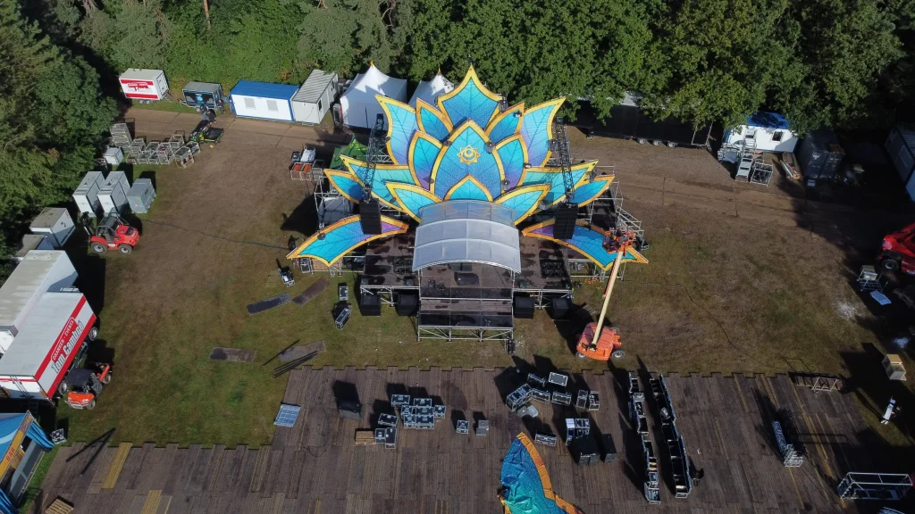 Mainstage van Sunset Festival 2021 in opbouw vanuit de lucht