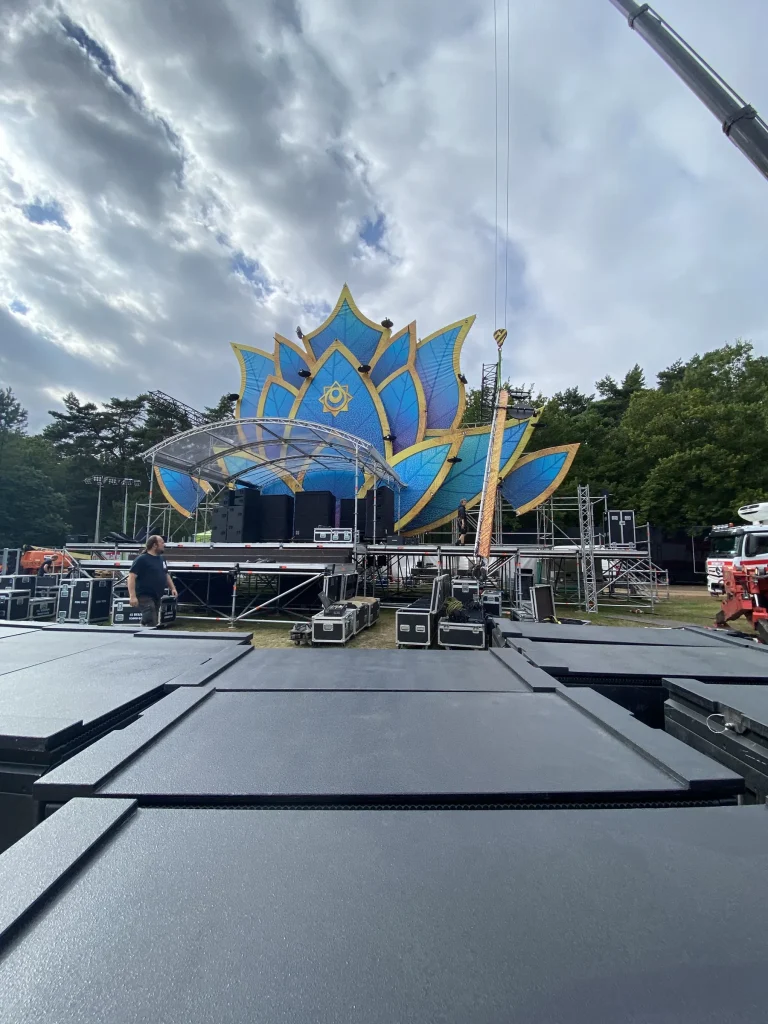 Podiumvloer en lotusdecor van de mainstage van Sunset Festival 2021