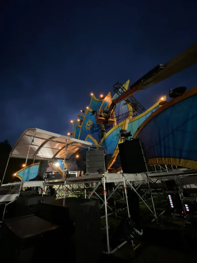 Verlichte mainstage van Sunset Festival 2021 bij nacht tijdens de opbouw