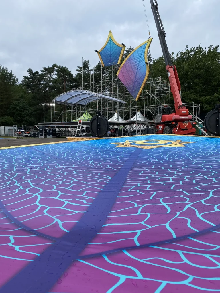 Beschilderde festivalvloer en mainstagedecor met kraan op Sunset Festival 2021
