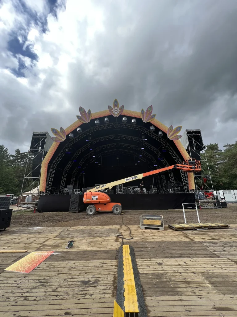 Mainstage van Sunset Festival 2022 in opbouw met hoogwerker