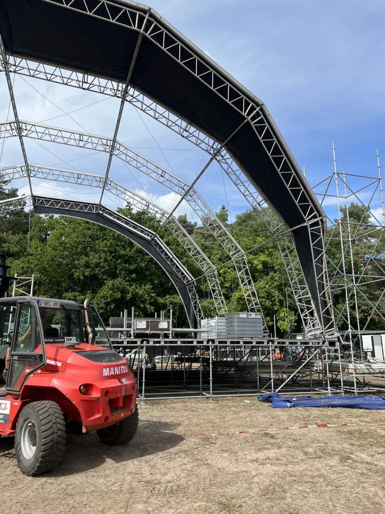 Verreiker voor de stagestructuur in opbouw op Sunset Festival 2022