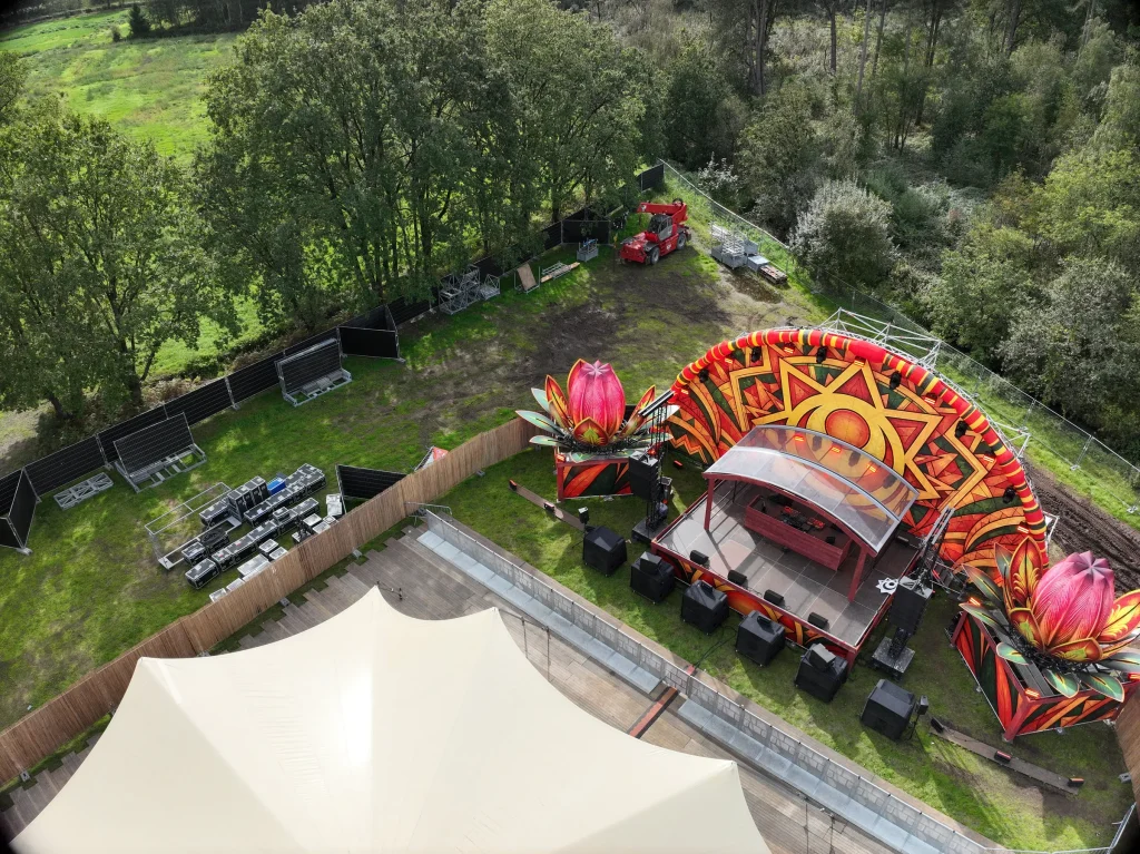 Bloemenpodium van Sunset Festival 2026 vanuit de lucht