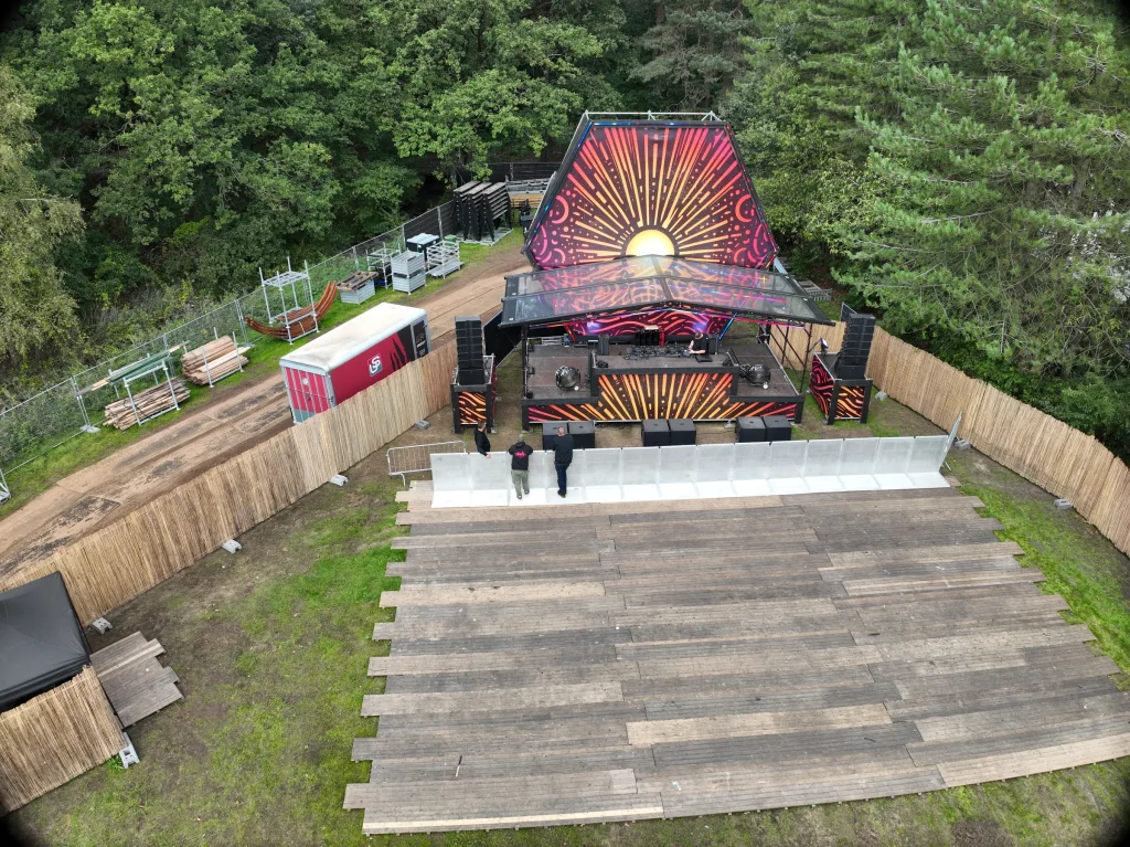 Mainstage en houten festivalvloer van Sunset Festival 2026, luchtbeeld
