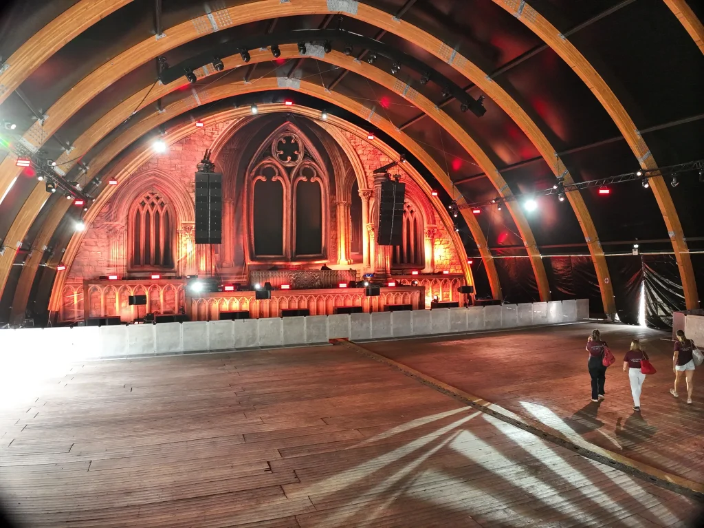 Binnenzicht van de grote hal met verlicht podiumdecor, Sunset Festival 2026
