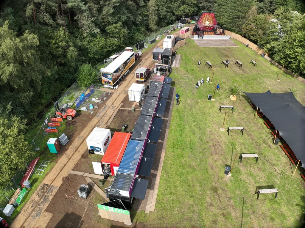 Barstraat en festivalweide richting de mainstage, luchtbeeld