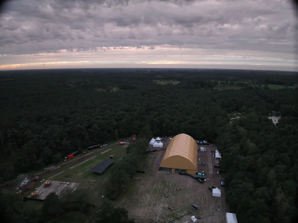 Festivalterrein op De Lilse Bergen bij valavond tijdens de opbouw van Sunset 2026