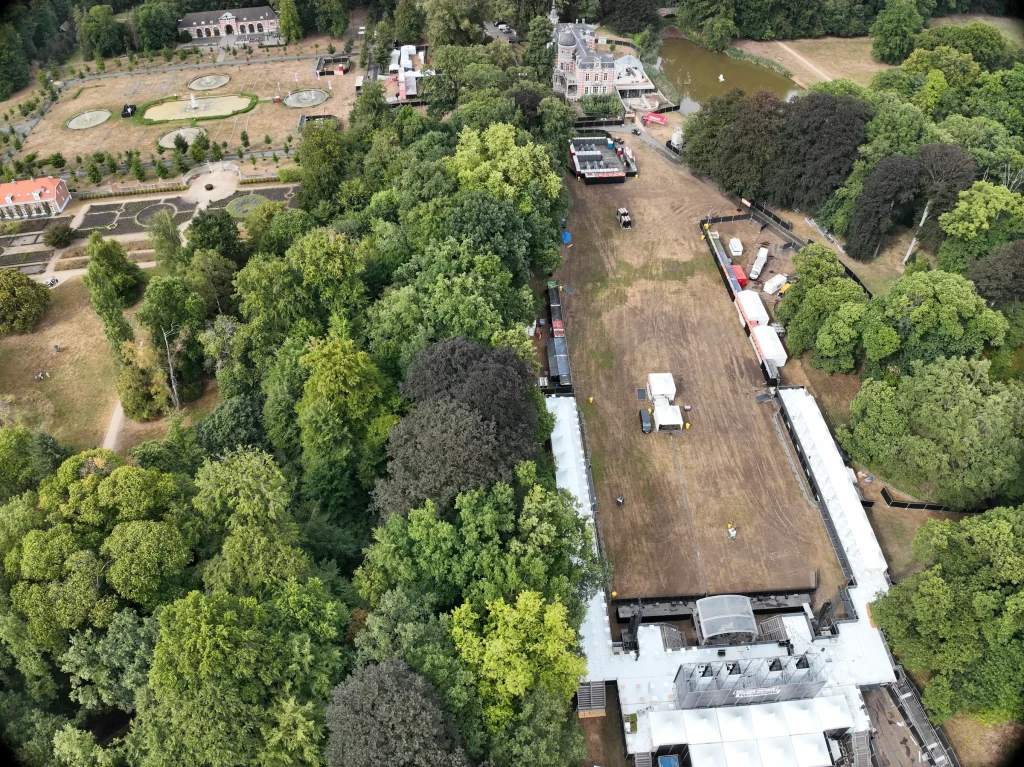 Bovenaanzicht van de opgebouwde festivalweide met mainstage in het Park van Brasschaat