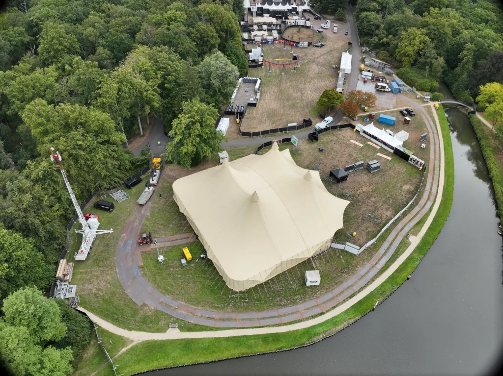 Luchtbeeld van de tentstage aan het water in het Park van Brasschaat