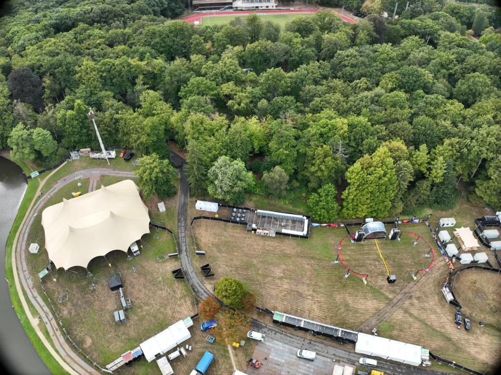 Tentstage, arena en backstage van The Day Before Tomorrow vanuit de lucht