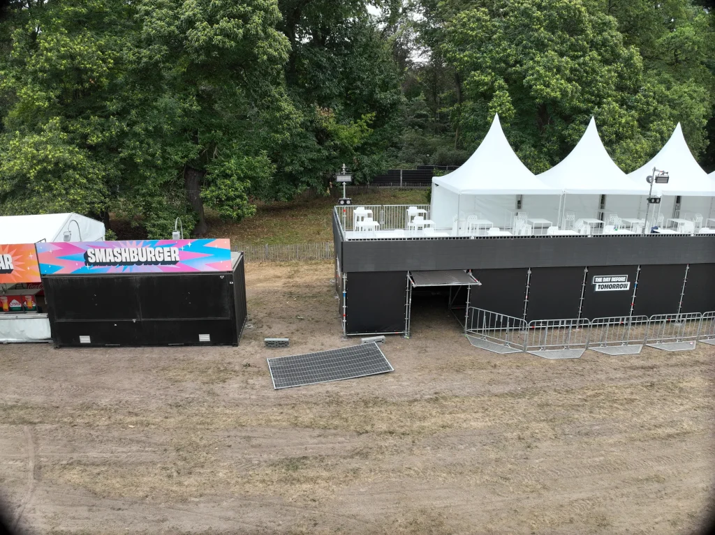 Food- en barzone met festivalbranding op The Day Before Tomorrow