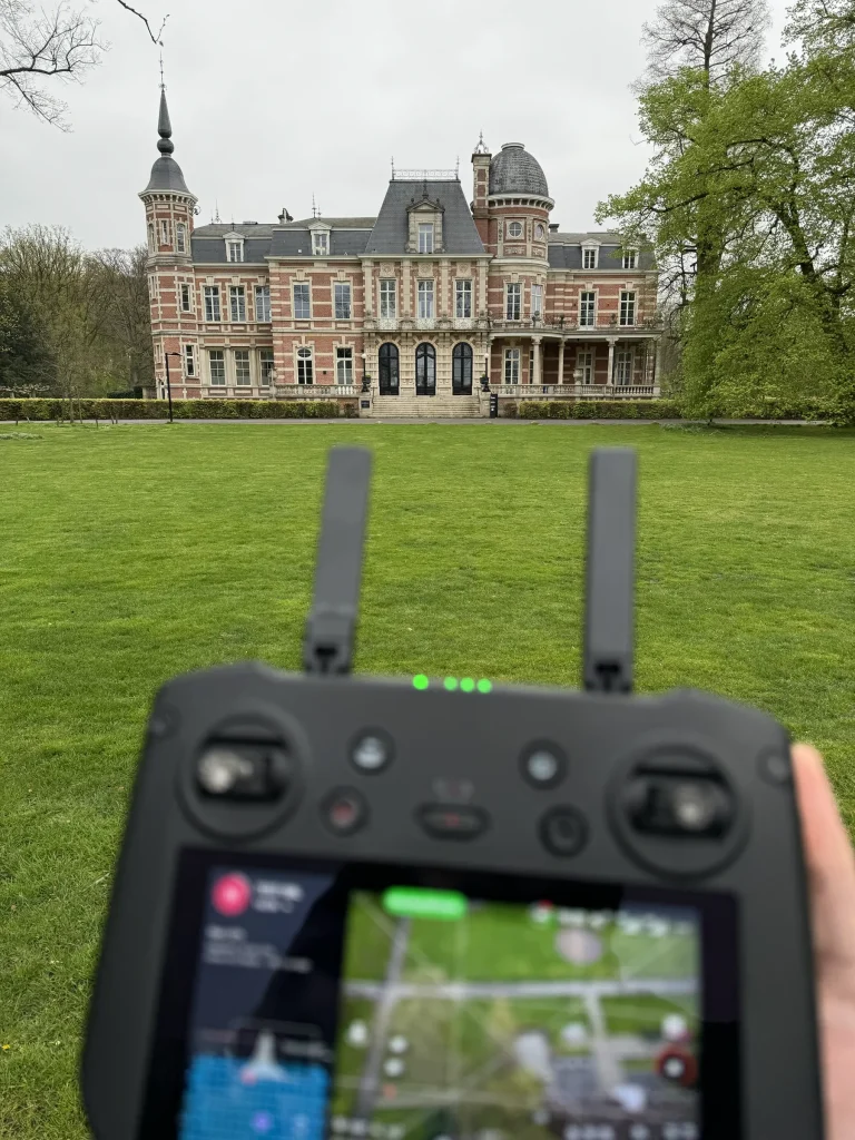 Dronecontroller met vluchtplan voor het kasteel van Brasschaat