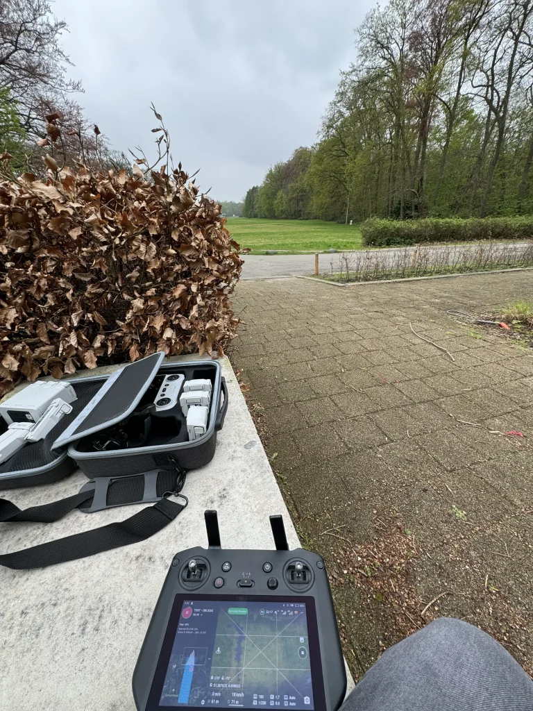Drone en controller klaar voor de vlucht in het Park van Brasschaat