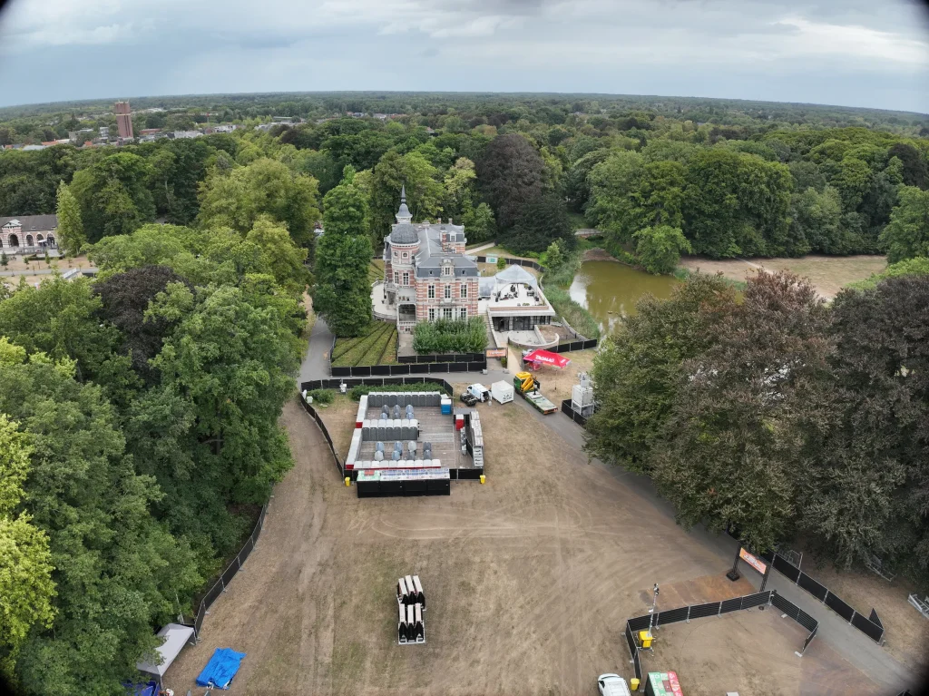 Luchtbeeld van The Day Before Tomorrow in het Park van Brasschaat: mainstage voor het kasteel