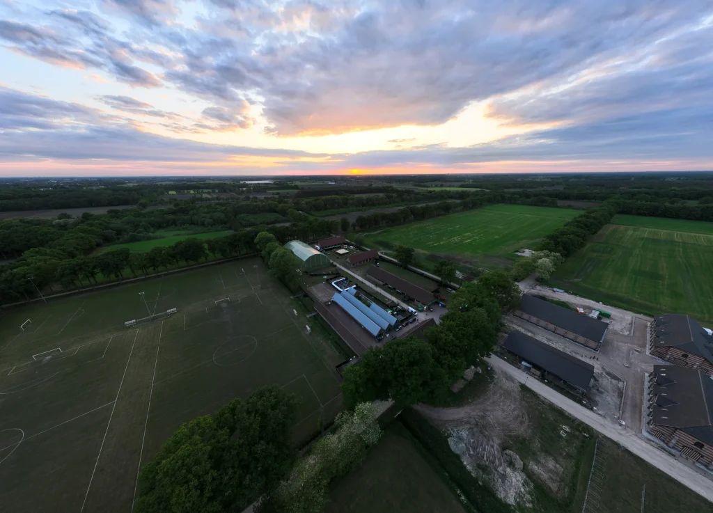 Terrein van Vagebond Weekend 2025 aan de Open Schuren, luchtbeeld bij avond