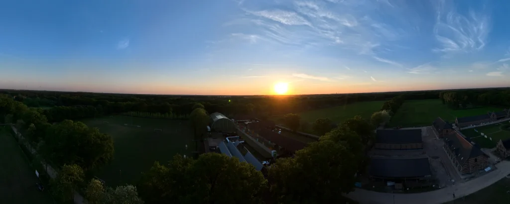 Panorama vanuit de lucht over Merksplas-Kolonie bij zonsondergang