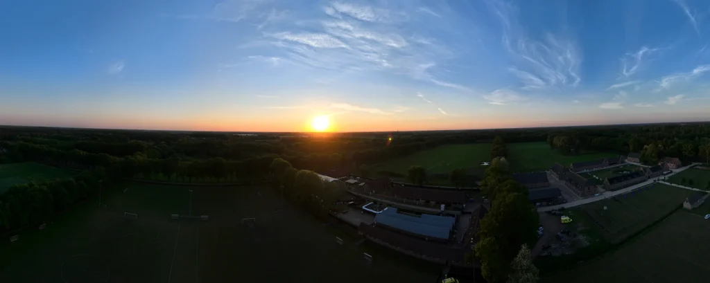 Zonsondergang boven de Kolonie van Merksplas, breed luchtbeeld