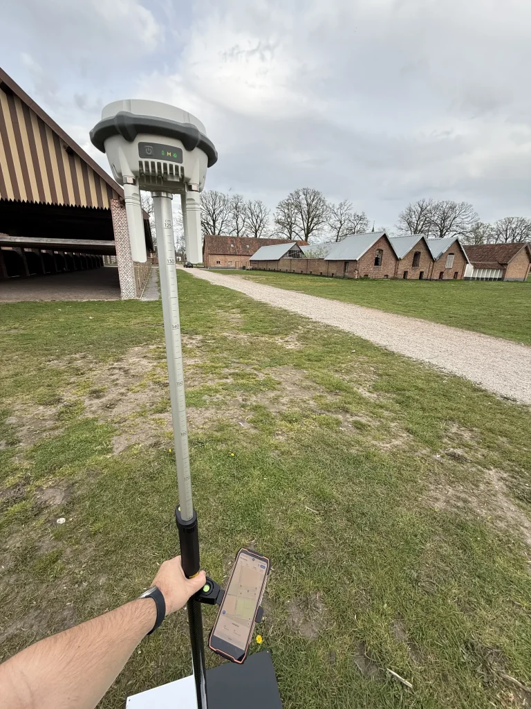 GNSS-meetstok voor de uitzetting bij de Open Schuren in Merksplas-Kolonie