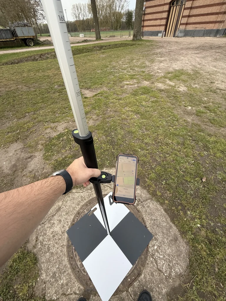 Dambordtarget als grondcontrolepunt, ingemeten met een GNSS-stok